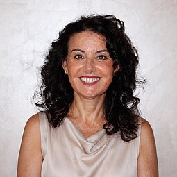 Porträt von Maria Ferraro, Gebietsverkaufsleiterin für das Musterhaus Ulm bei allkauf