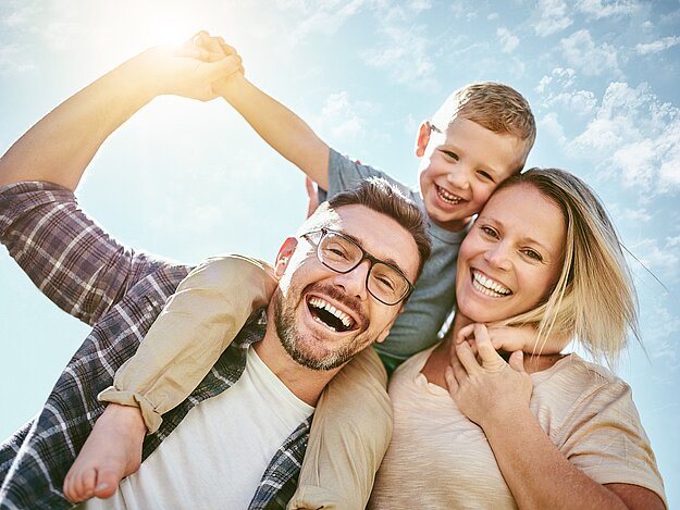 Glückliche Familie genießt gemeinsam Zeit im Freien