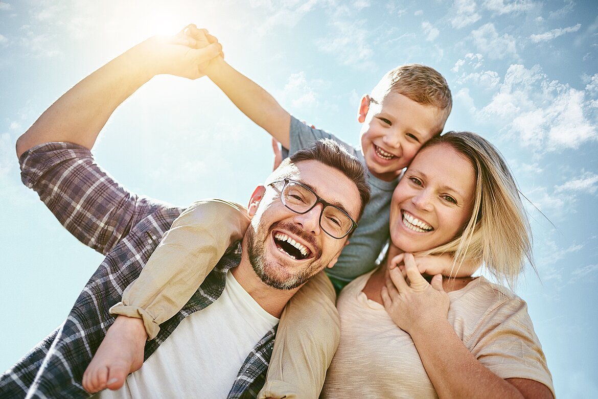 Glückliche Familie genießt gemeinsam Zeit im Freien