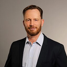 Porträt von Daniel Ernemann, Gebietsverkaufsleiter für das Musterhaus Poing bei allkauf