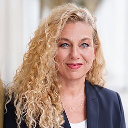 Porträt von Bianca Deckert, Gebietsverkaufsleiterin für das Musterhaus Ottendorf-Okrilla bei allkauf