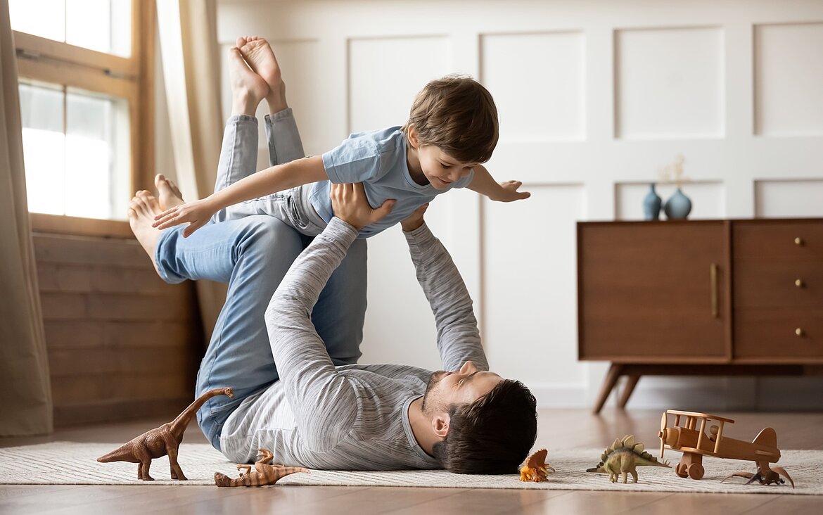 Kind und Vater beim Spielen