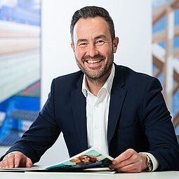 Porträt von Alexander Zach, Gebietsverkaufsleiter für das Musterhaus Hannover-Langenhagen bei allkauf