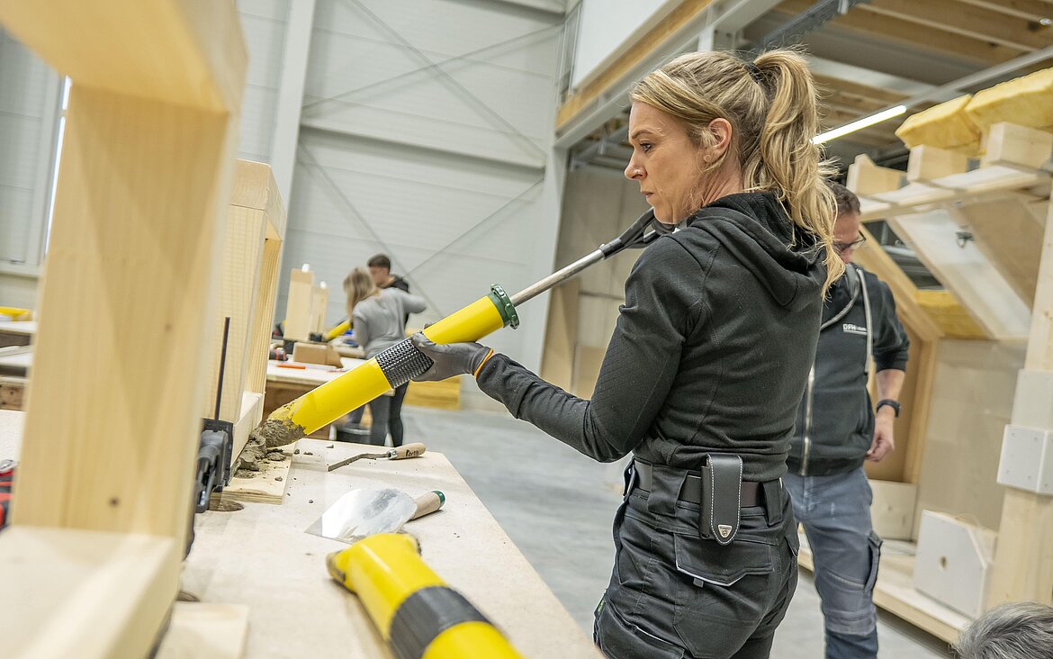 Eine Akademie-Teilnehmerin während einer Übung zum Innenausbau 