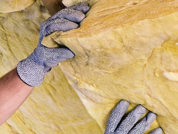 Montage einer Untersparrendämmung am Dachstuhl