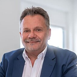 Porträt von Lutz Schiel, Gebietsverkaufsleiter für das Musterhaus Chemnitz bei allkauf