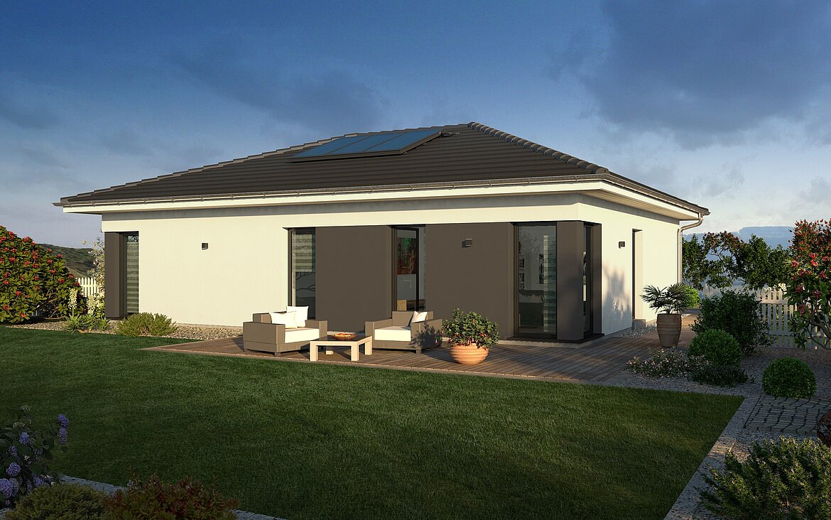 Bungalow Lifetime 3 von allkauf, Ansicht Garten am Nachmittag mit Variante Walmdach und Solaranlage