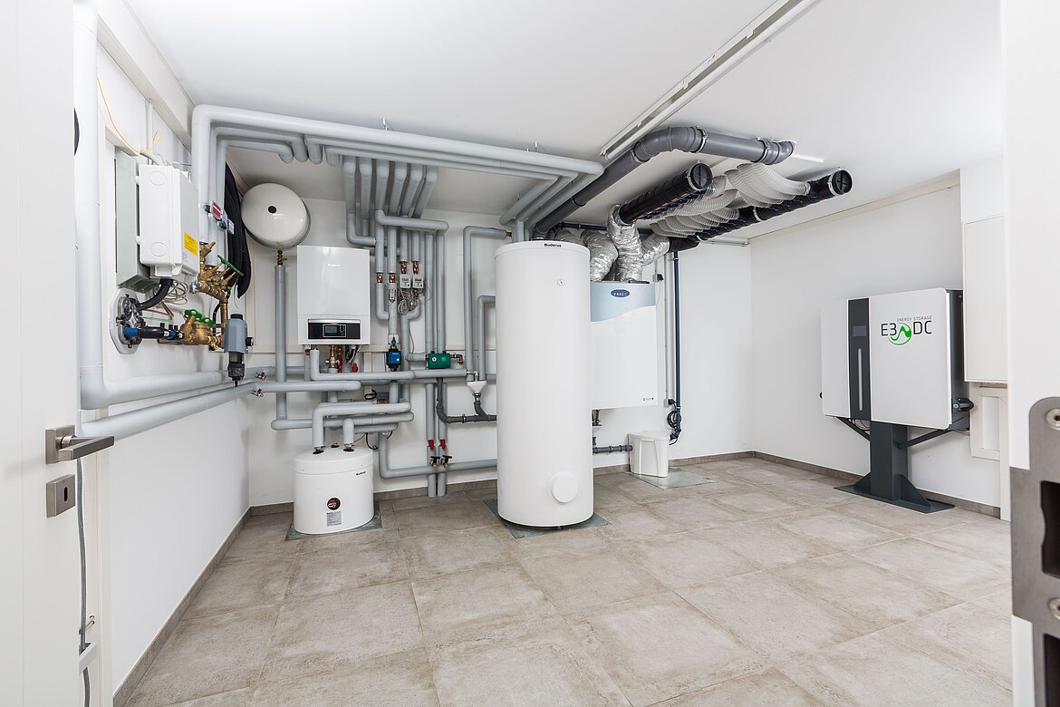 Moderner Technikraum mit Heizungs- und Lüftungsanlage