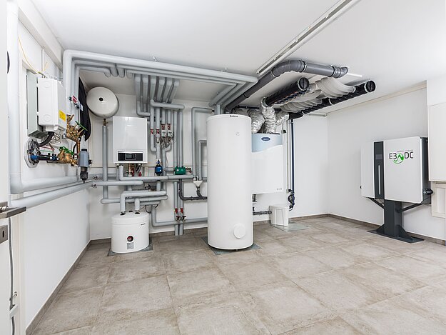 Moderner Technikraum mit Heizungs- und Lüftungsanlage